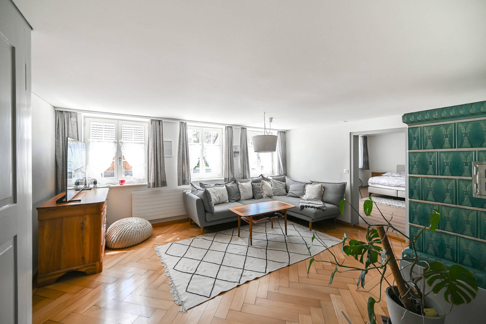 Helles Wohnzimmer mit angrenzendem Schlafzimmer