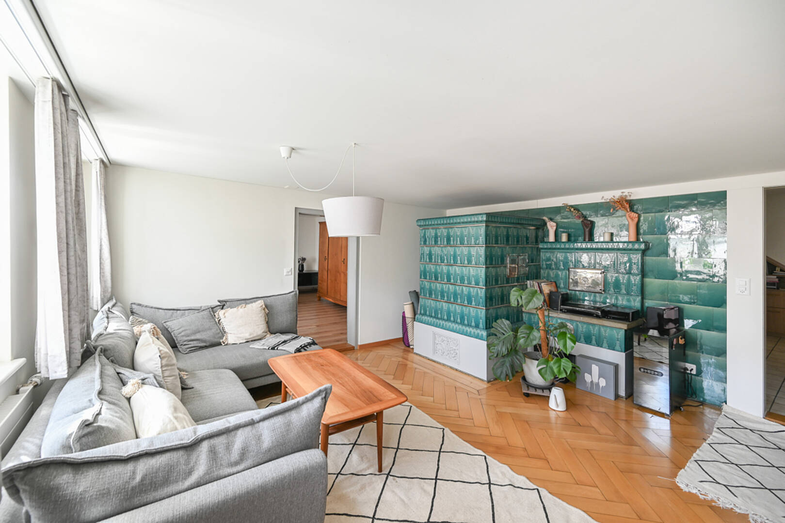 Helles Wohnzimmer mit Ofen und großem Sofa
