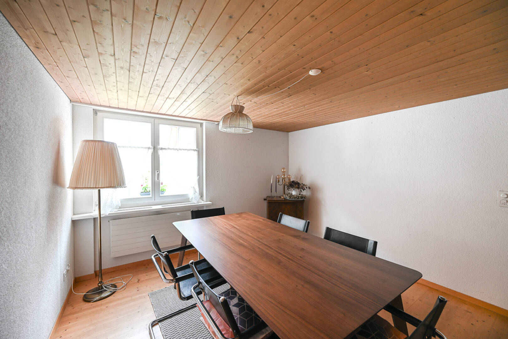 Esszimmer mit Holztäfelung