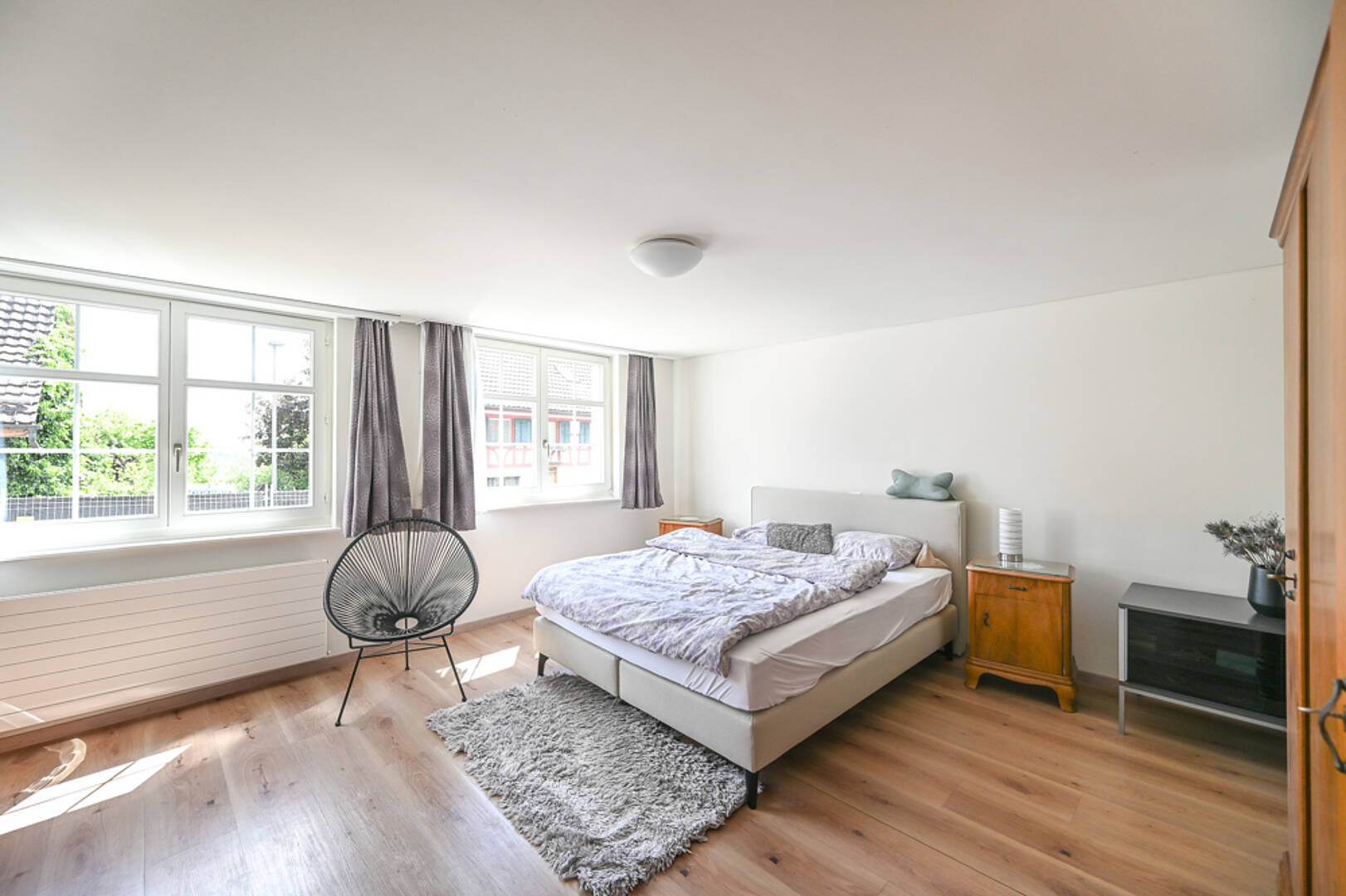 Helles Schlafzimmer mit großem Fensterband