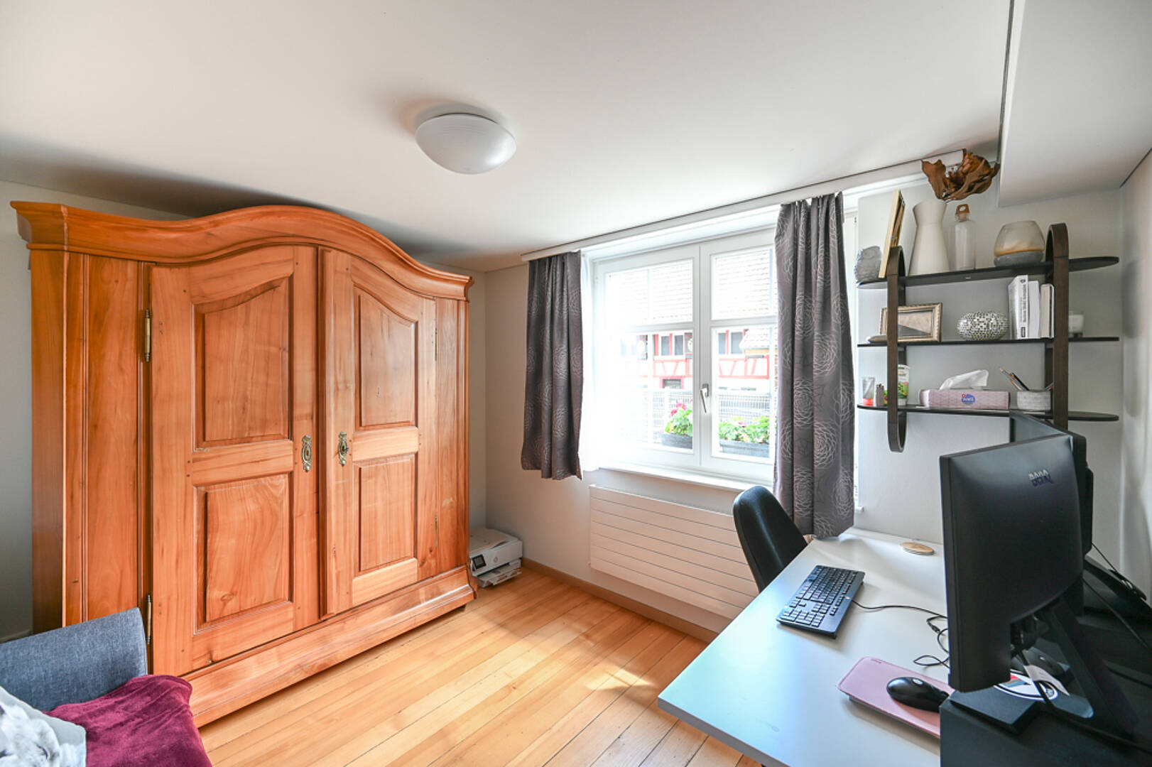 Arbeitszimmer mit großem Kleiderschrank