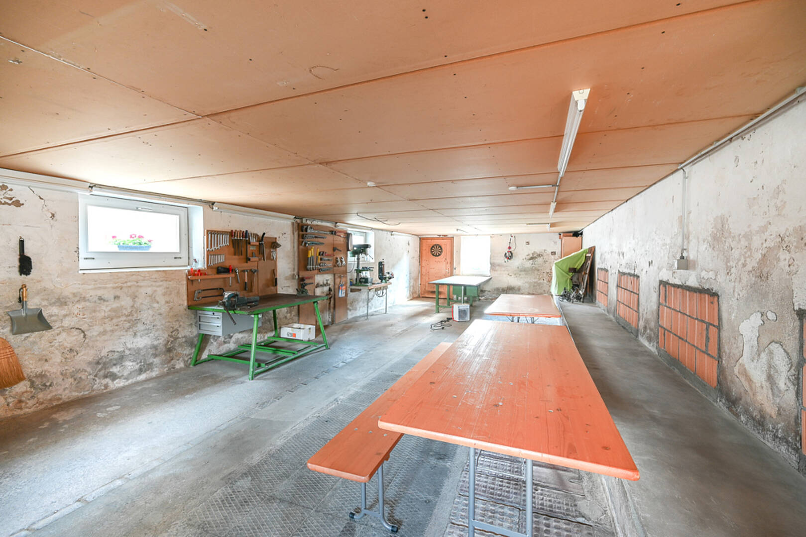 Werkstatt- oder Hobbyraum im Keller