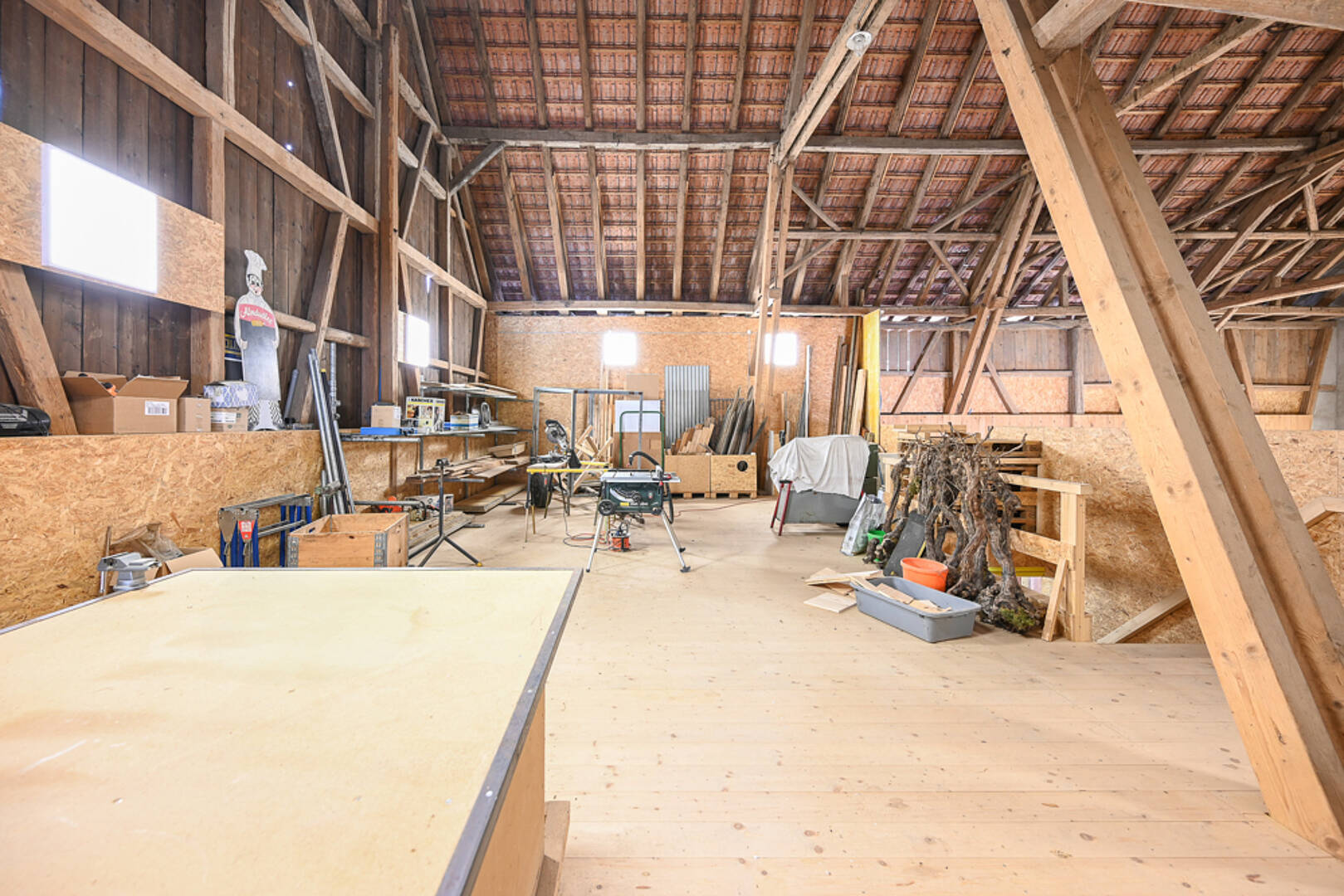 Dachboden mit Werkstatt und Lagermaterial
