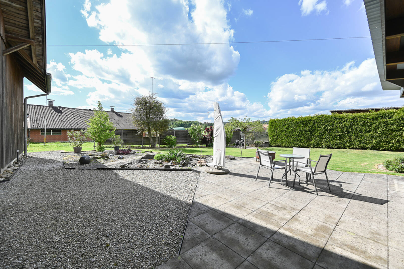 Terrasse mit Garten und Sitzgruppe