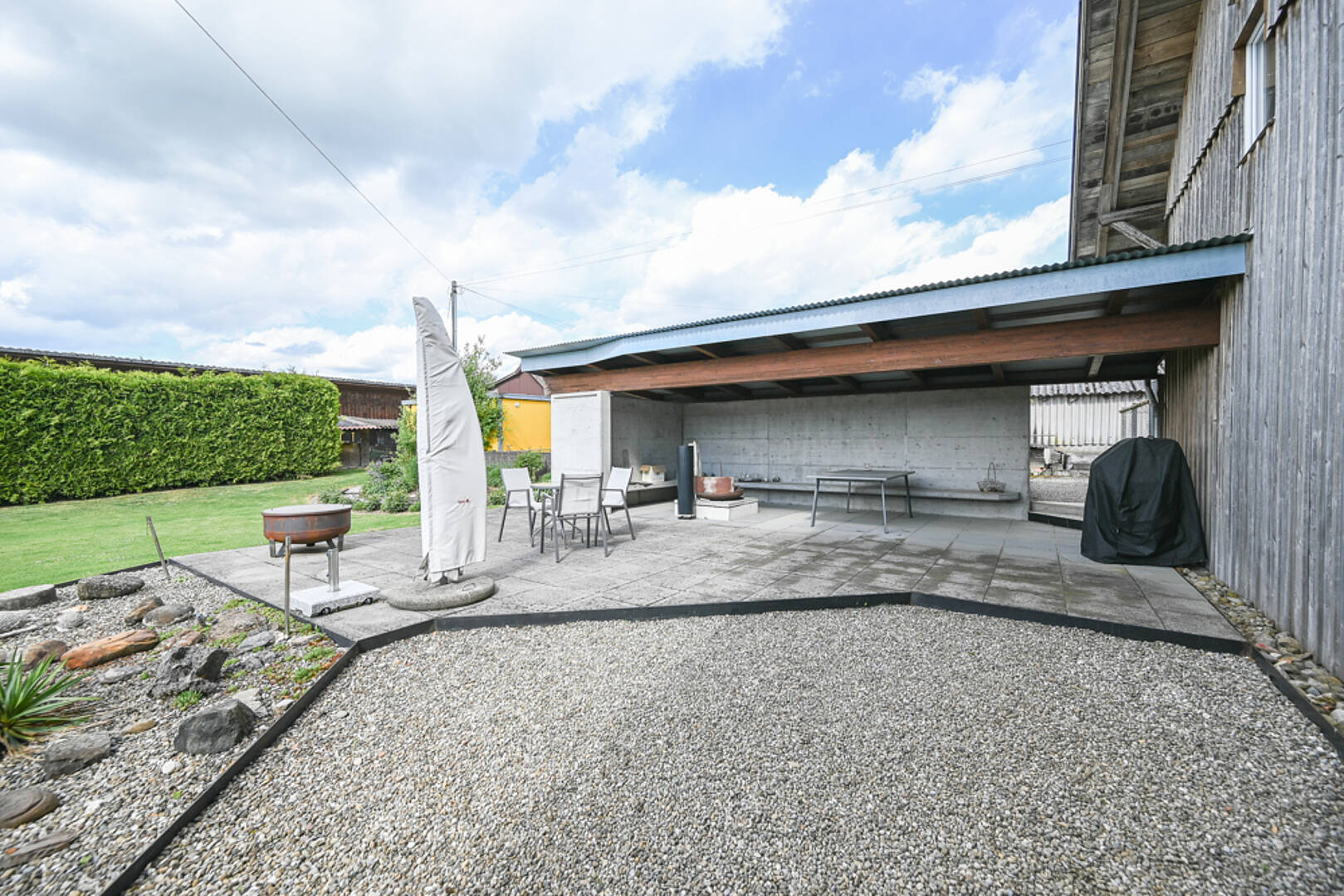 Überdachte Terrasse mit Grillplatz