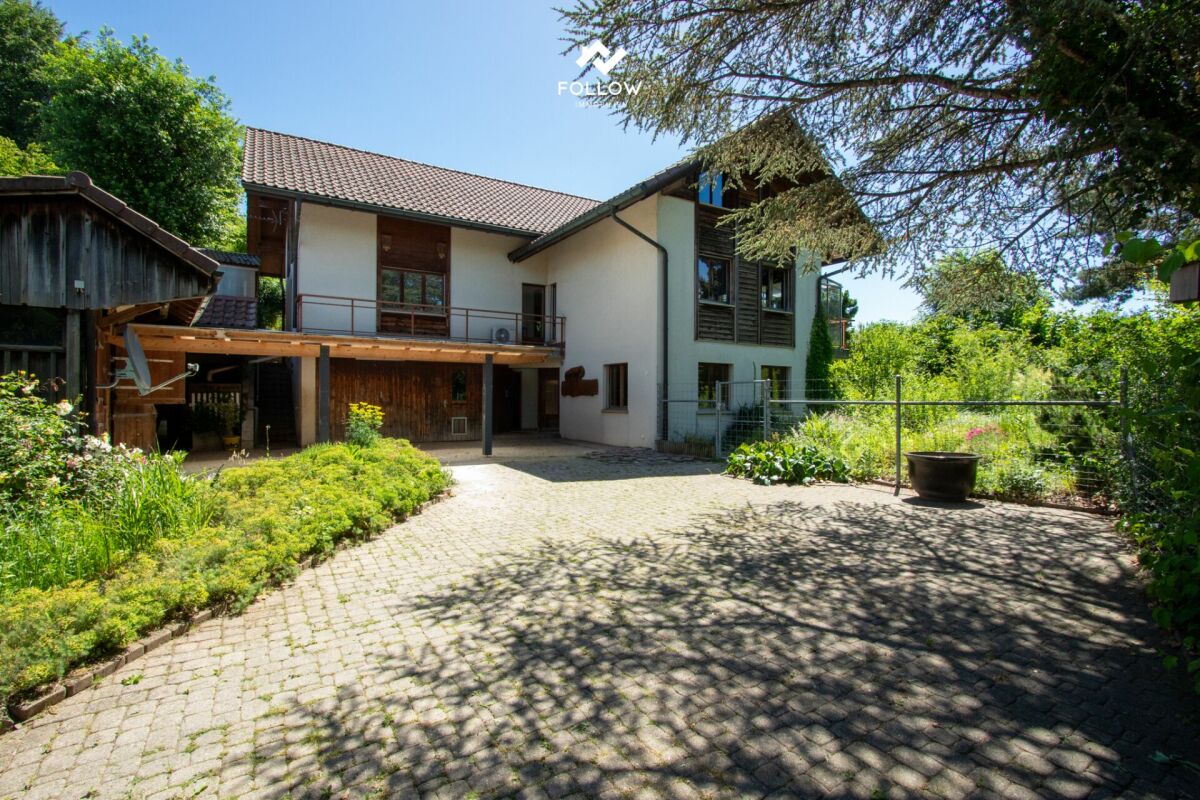 Außenansicht eines Hauses mit Zufahrt und Garten