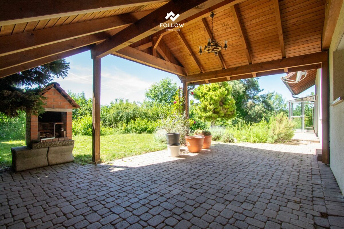 Überdachte Terrasse mit gemauertem Grill