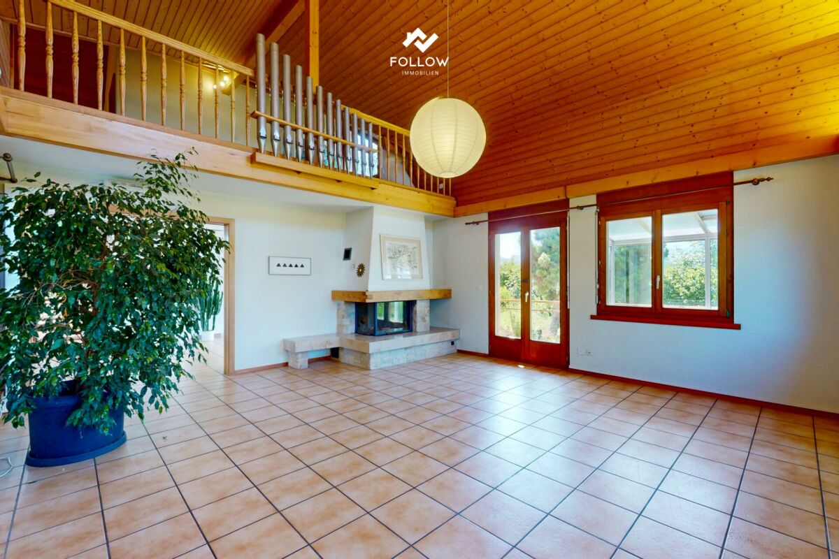 Wohnzimmer mit Galerie und Kamin