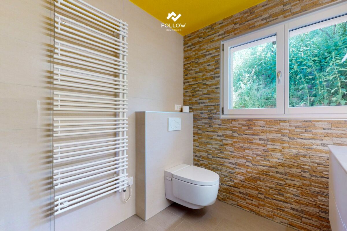 Modernes Gäste-WC mit Fenster und Wandheizkörper