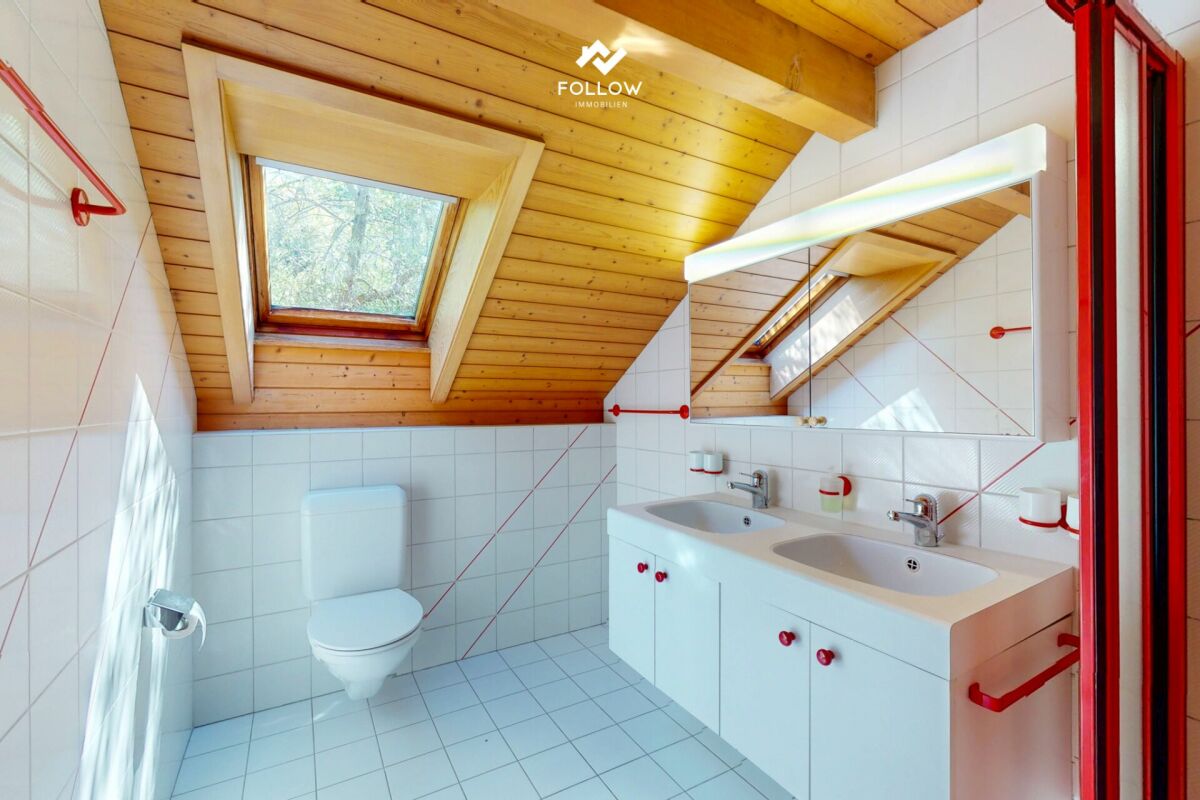 Dachgeschossbad mit Dachfenster