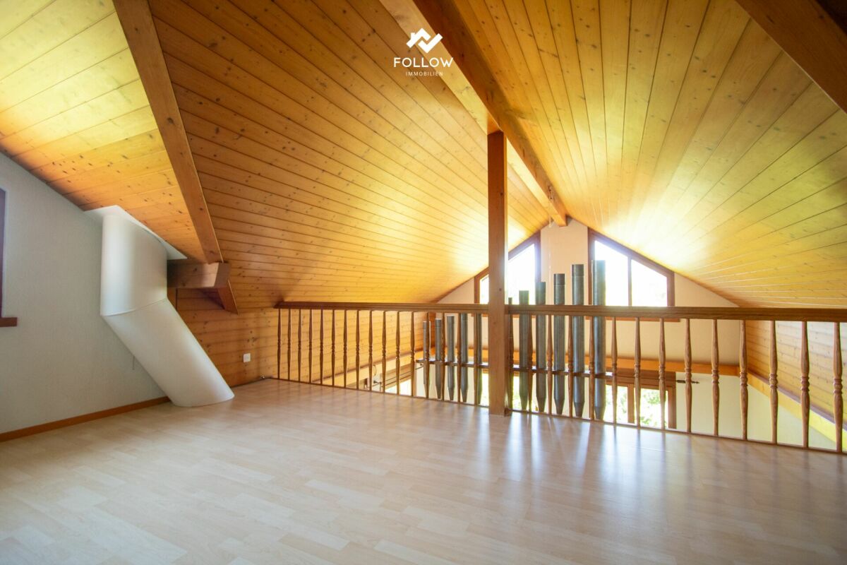 Dachgeschoss mit Holzdecke und Galerie