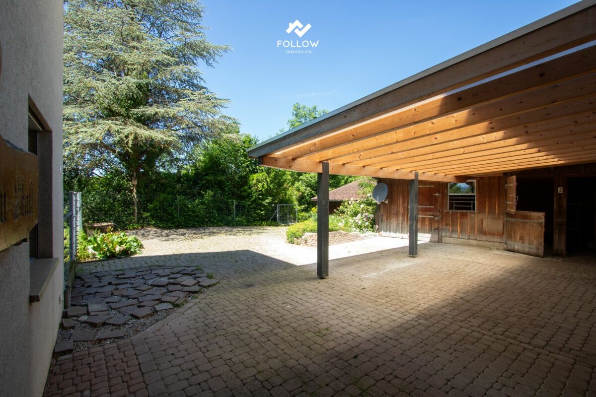 Überdachter Außenhof mit Carport