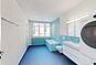 Modernes Badezimmer mit Badewanne und Fliesen