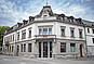 Historische Stadtvilla mit verziertem Dach und Sockelgeschoss