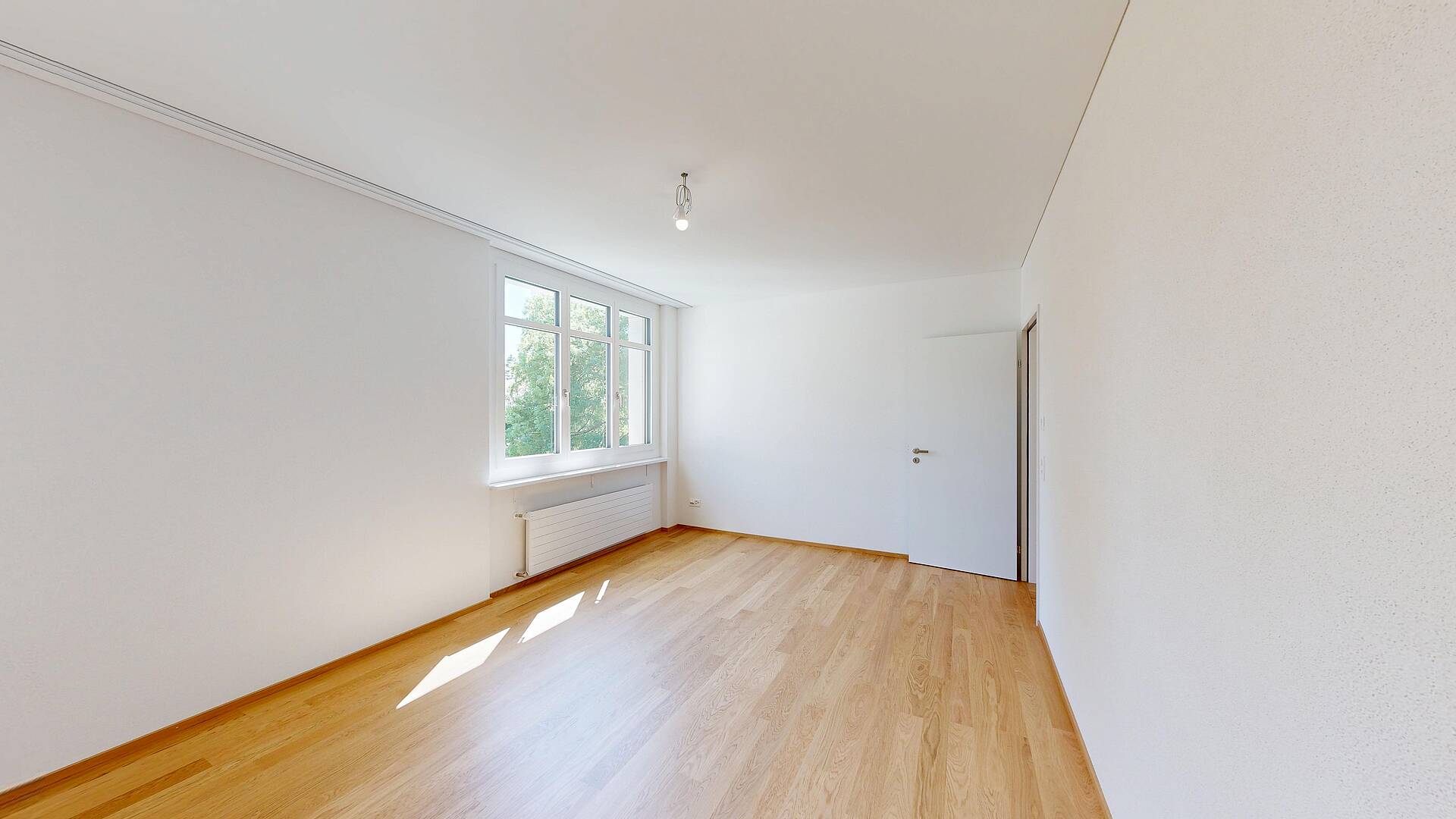 Heller leerer Raum mit Holzfußboden
