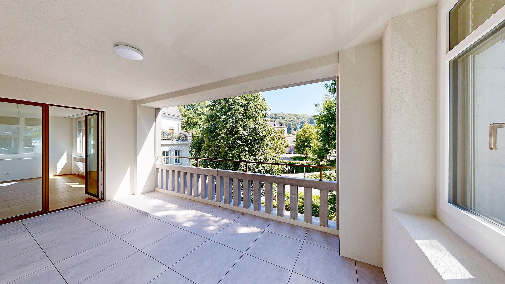 Überdachter Balkon mit Grünblick