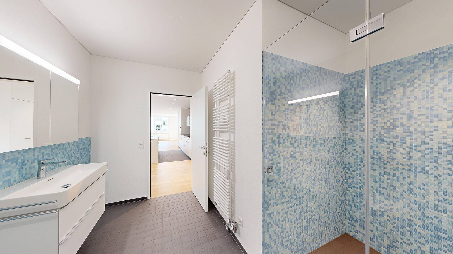 Modernes Badezimmer mit Mosaikfliesen