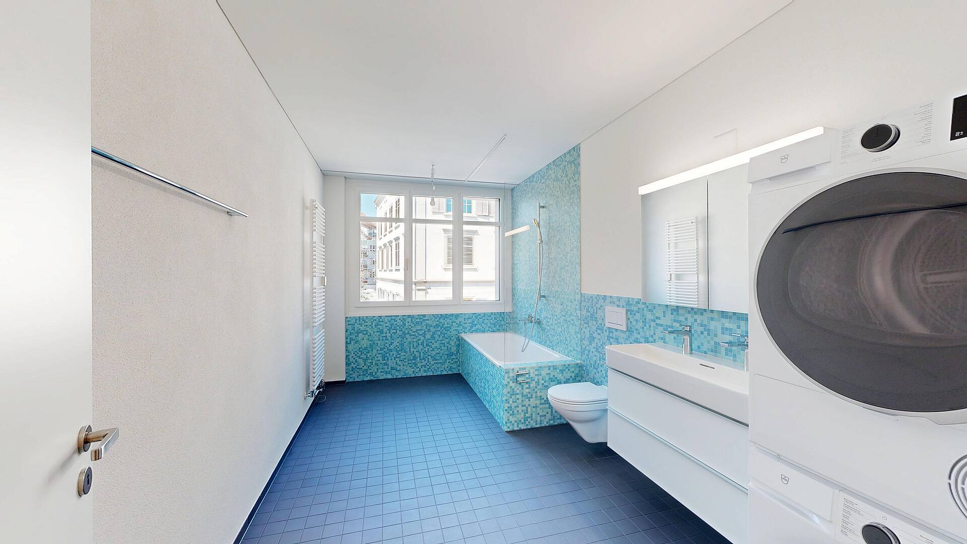 Modernes Badezimmer mit Mosaikakzenten