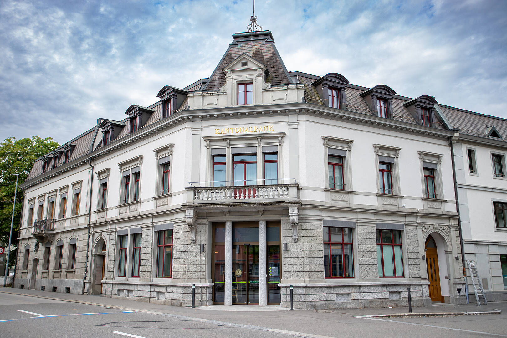 Historisches Bankgebäude mit Mansarddach