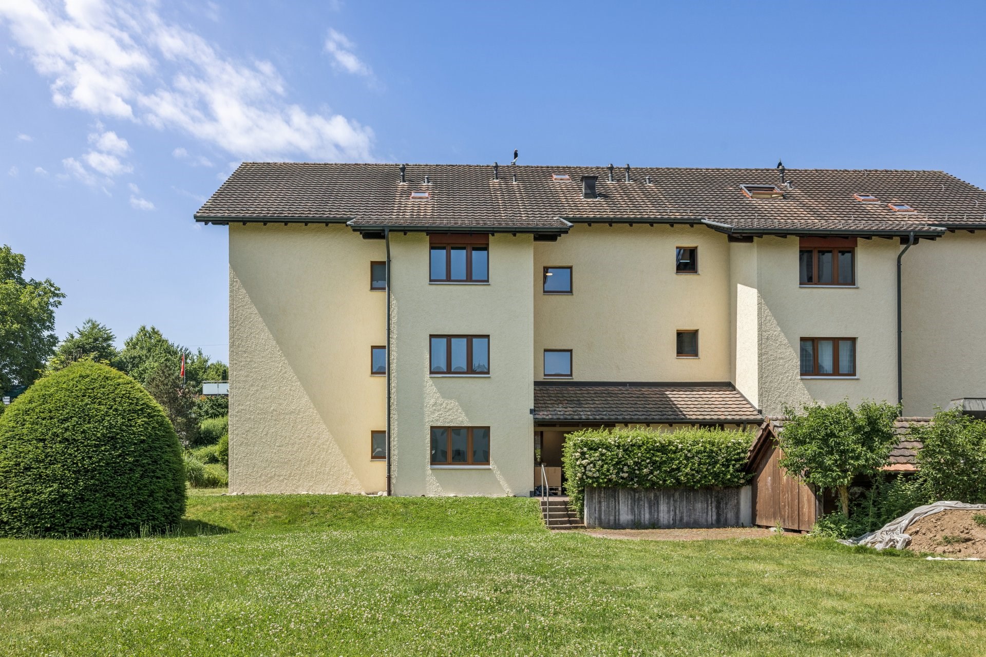 Mehrfamilienhaus mit Gartenansicht