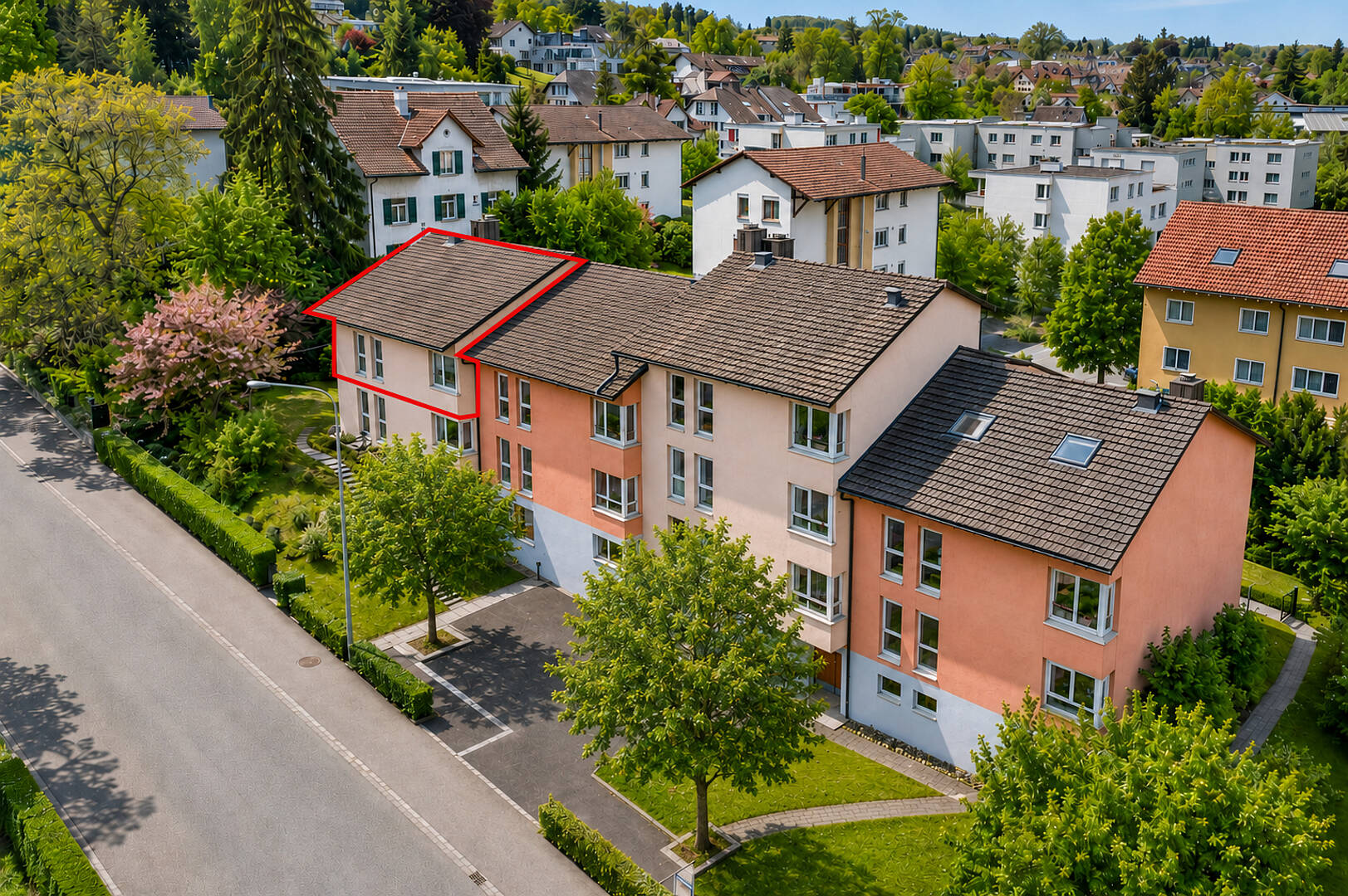 Luftaufnahme eines Wohnhauses mit begrüntem Umfeld