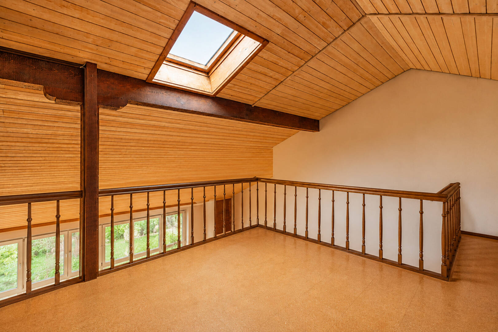 Galerie mit Holzverkleidung und Dachfenster