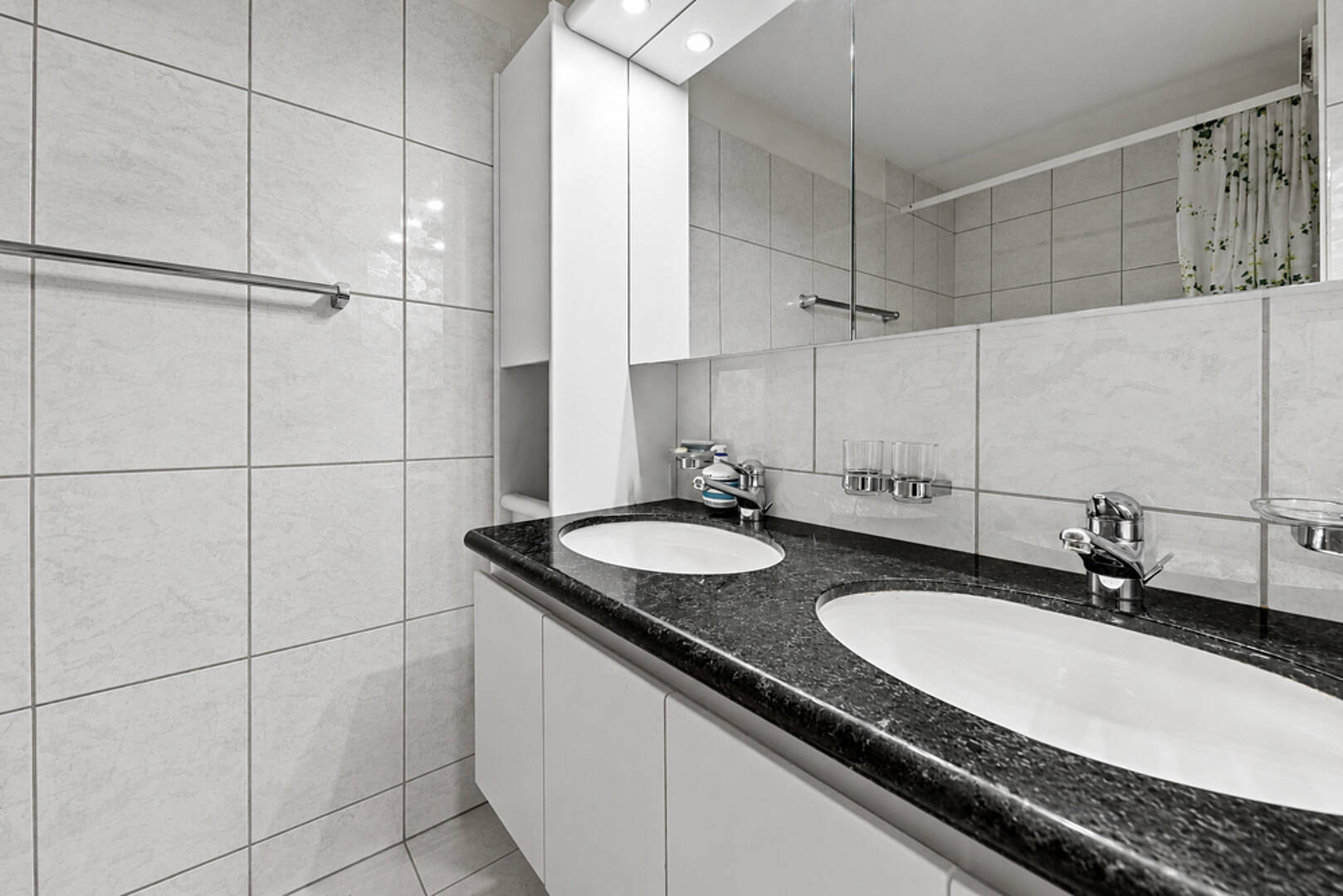 Modernes Doppelwaschbecken-Bad