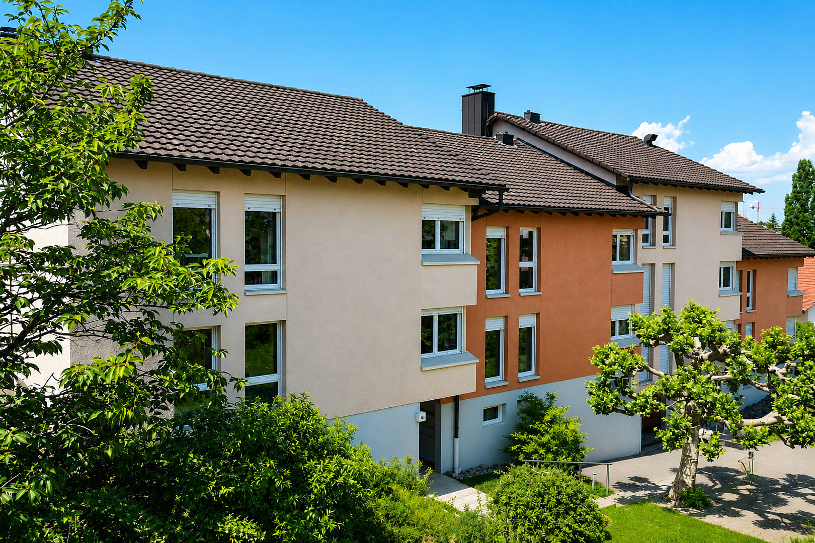 Mehrfamilienhaus mit begrüntem Umfeld
