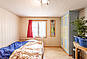 Helles Schlafzimmer mit Balkonzugang