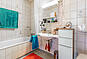 Badezimmer mit Glasdusche und Waschtisch