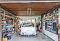 Garage mit offenem Tor und gelagerten Gegenständen
