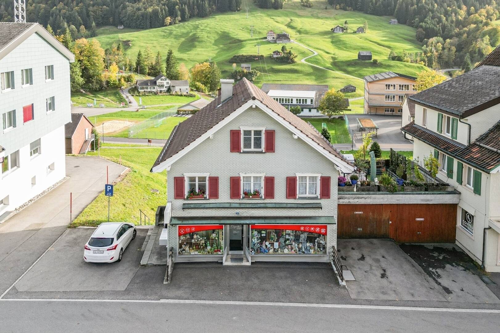 Ländliches Wohn- und Geschäftshaus mit Bergblick