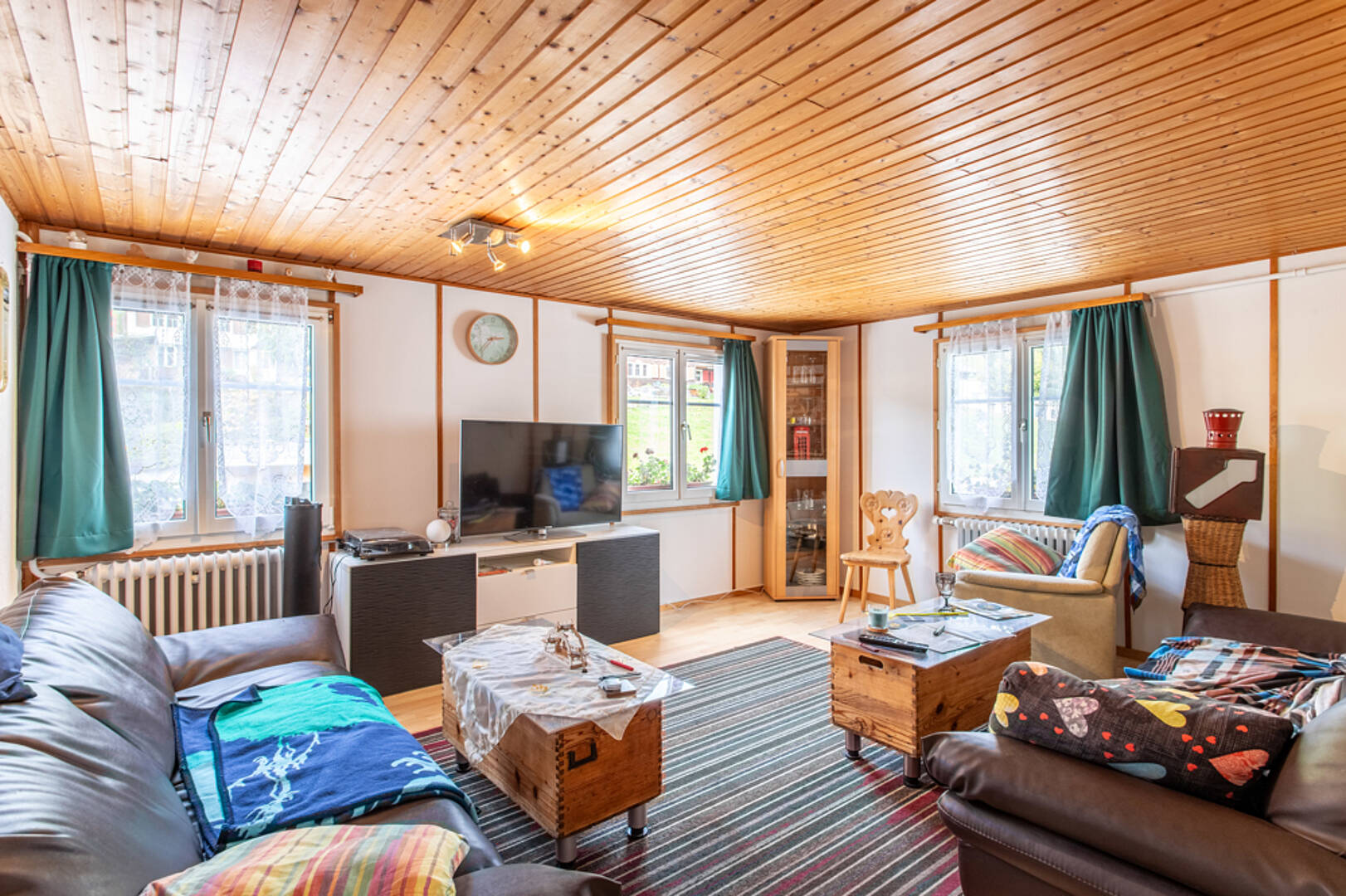 Gemütliches Wohnzimmer mit Holzdecke
