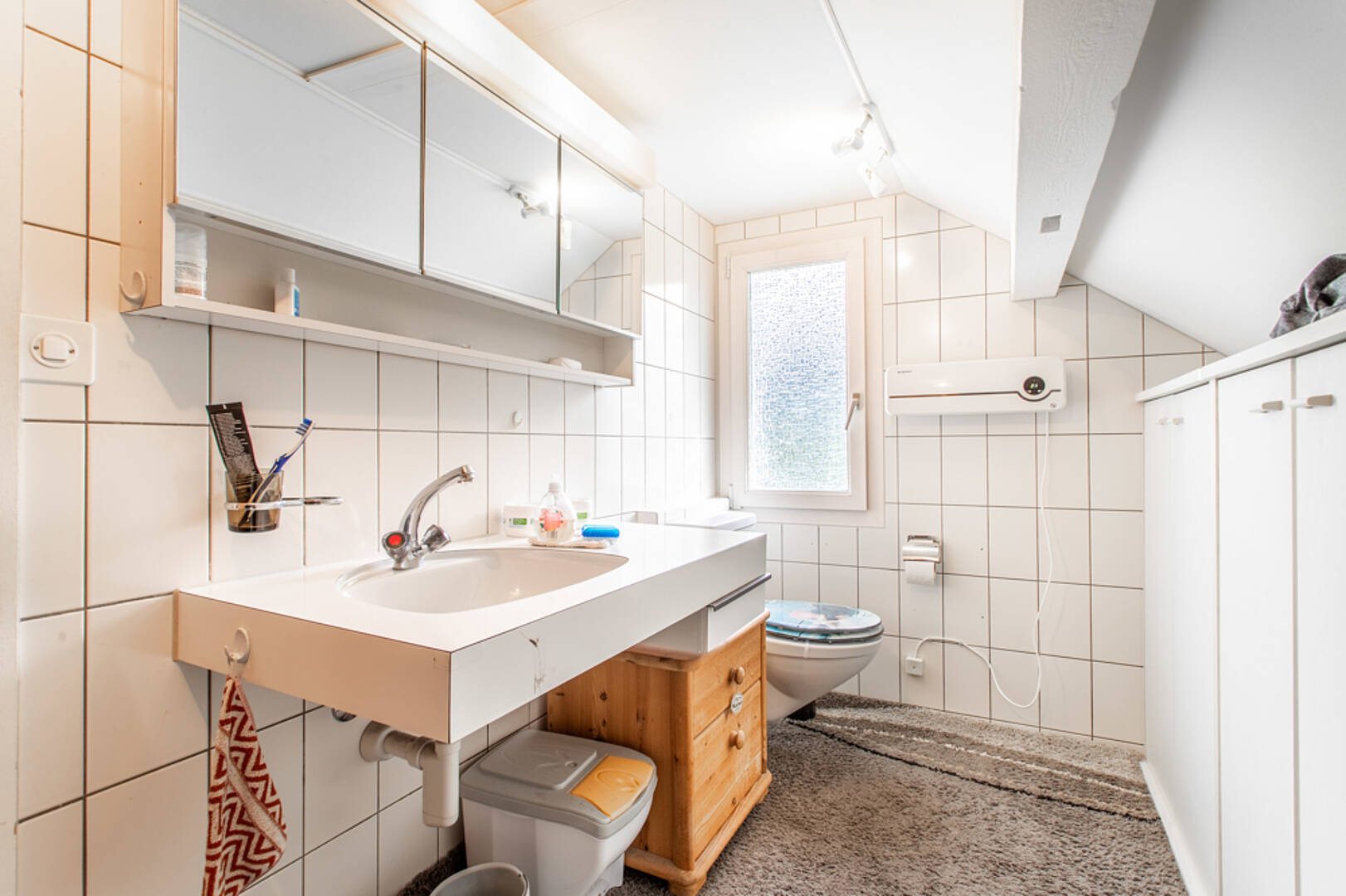 Kleines Dachgeschoss-Bad mit WC und Waschtisch