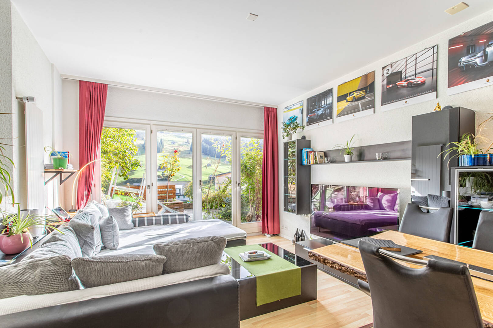 Helles Wohnzimmer mit Essbereich und Panoramafenster