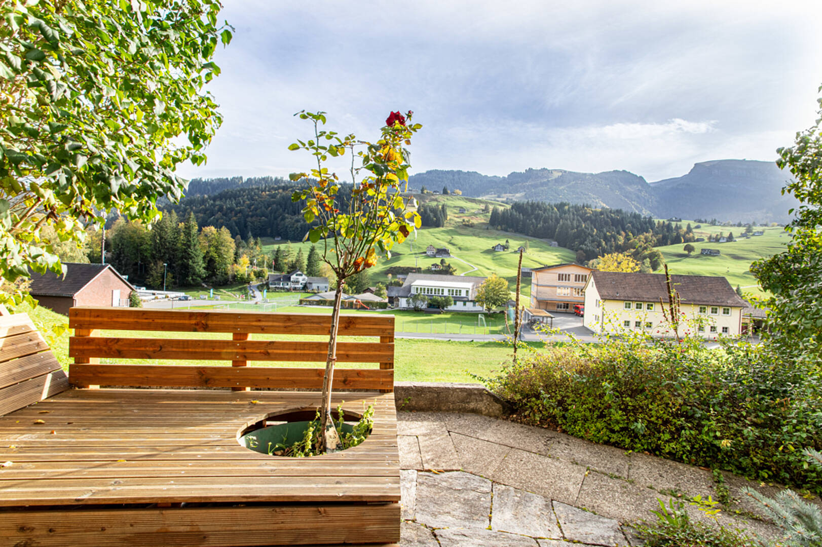 Garten- und Bergblick mit Holzterrasse