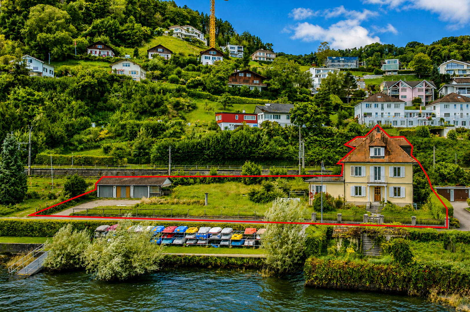 Ufergrundstück mit Villa am Hang