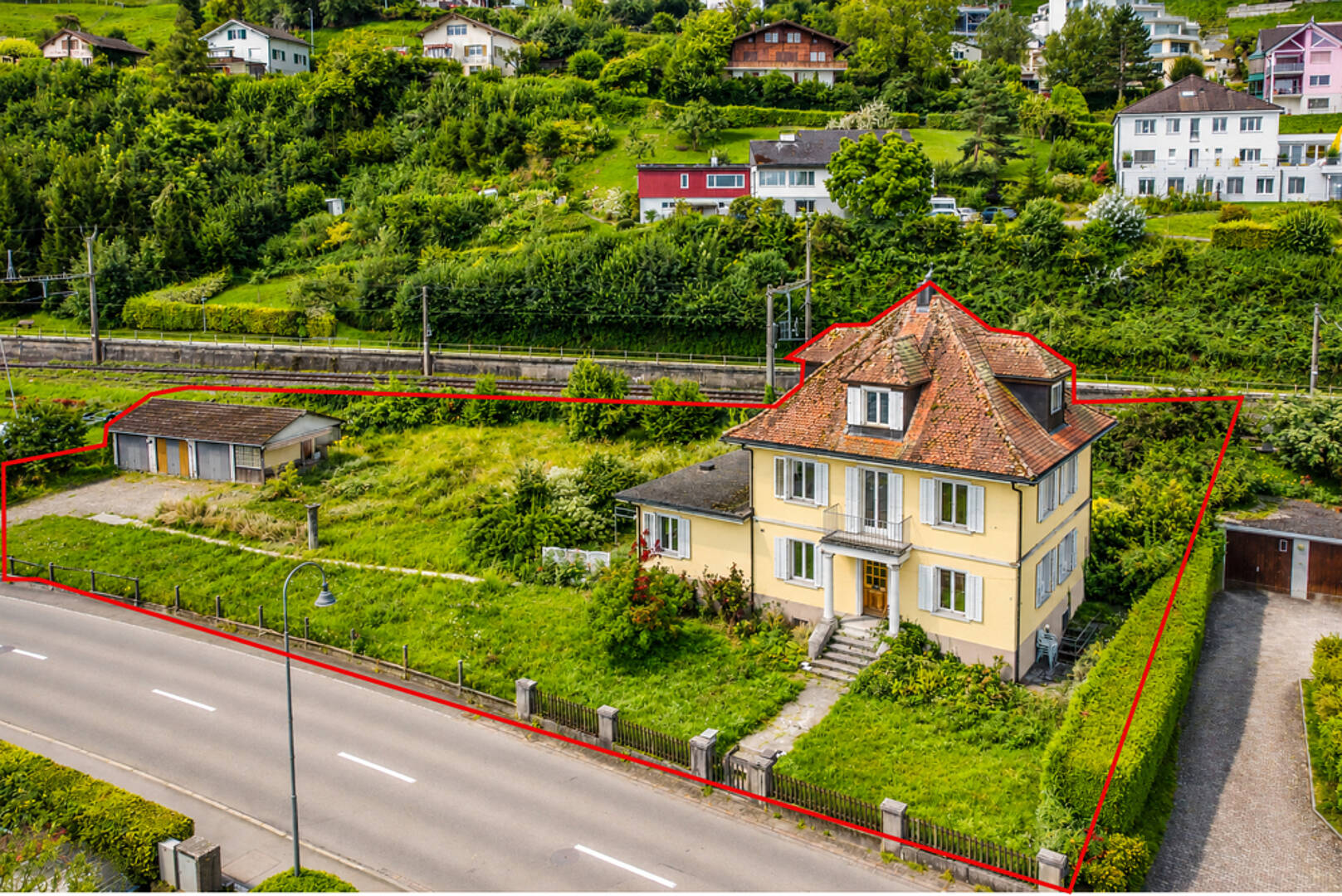 Großes Einfamilienhaus mit Garten und Garage