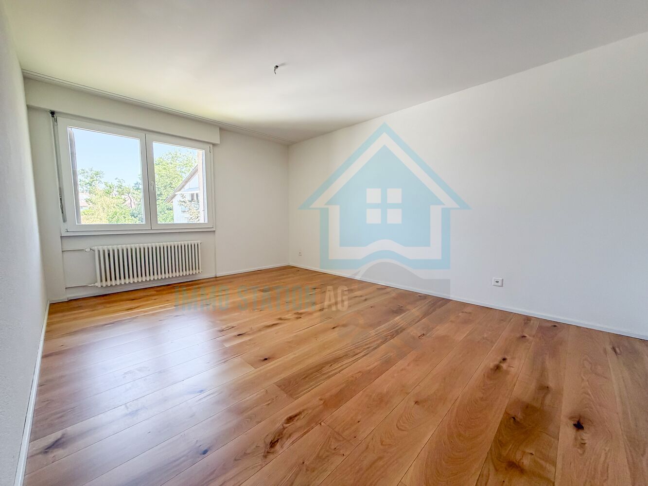 Leerer heller Wohnraum mit Holzfußboden