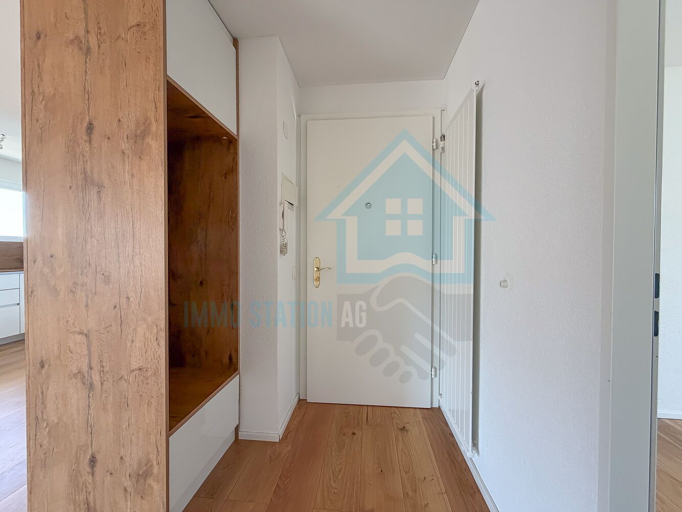Heller Eingangsbereich mit Einbauschrank