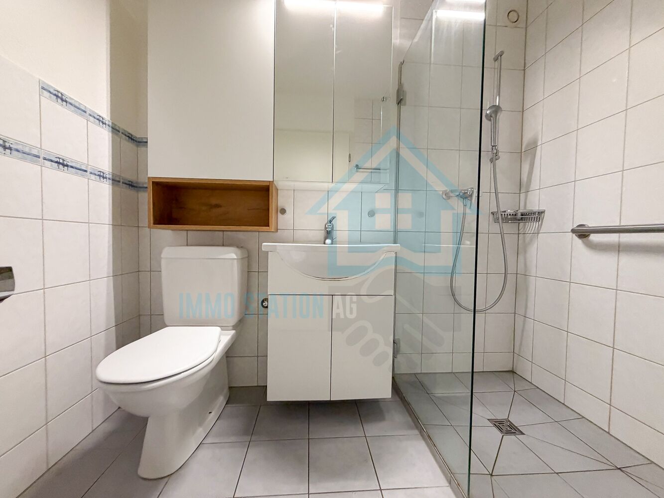 Modernes Badezimmer mit Dusche und WC