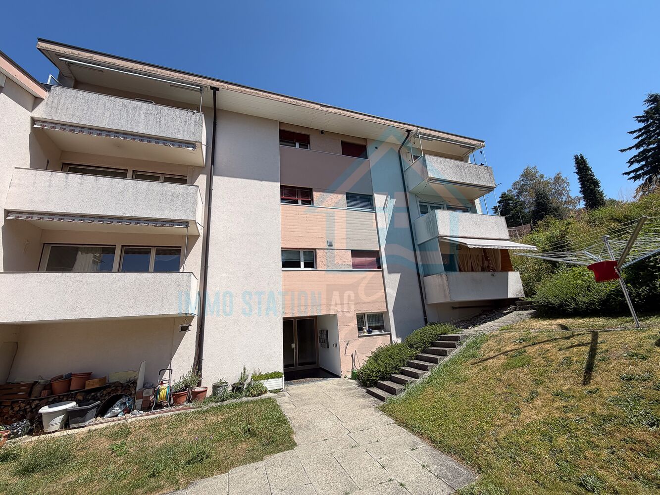 Mehrfamilienhaus mit Balkonen