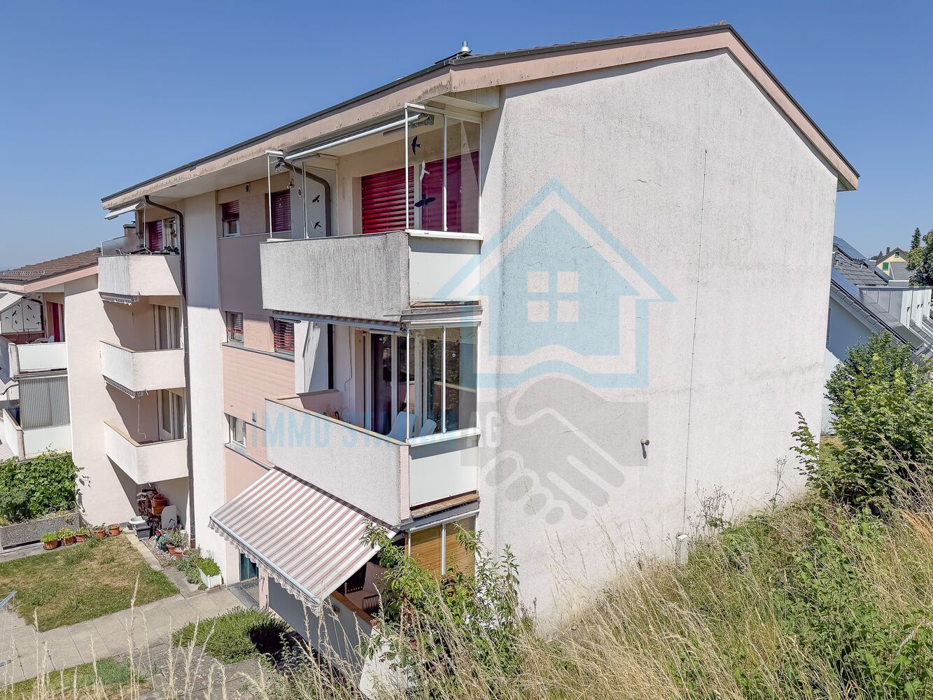 Mehrfamilienhaus mit Balkonen