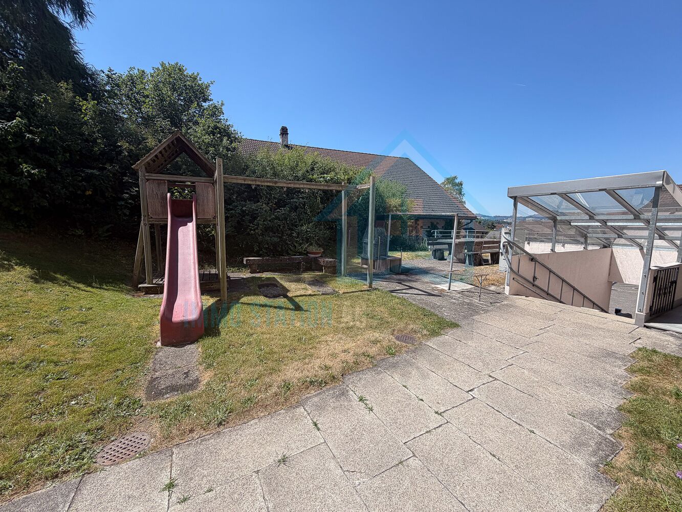 Garten mit Spielbereich und Außentreppe