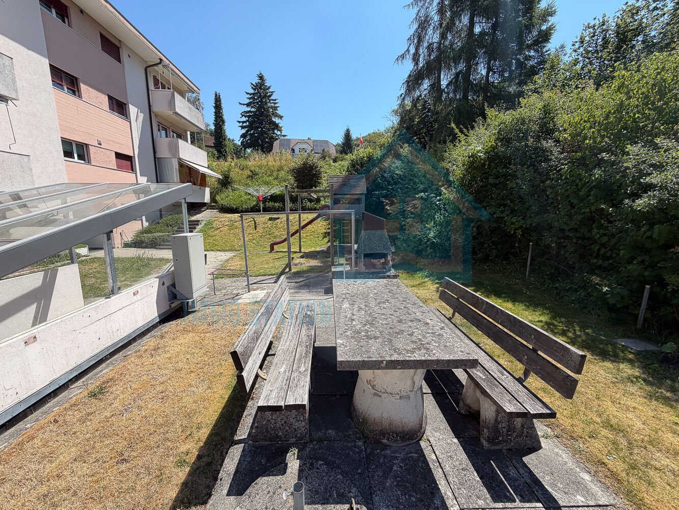 Außenbereich mit Picknicktisch und Garten