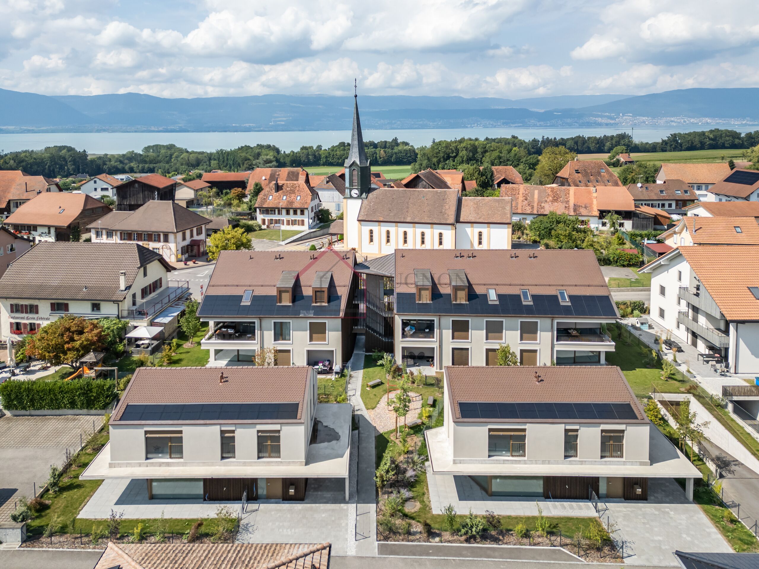 Luftaufnahme eines Wohnquartiers am See