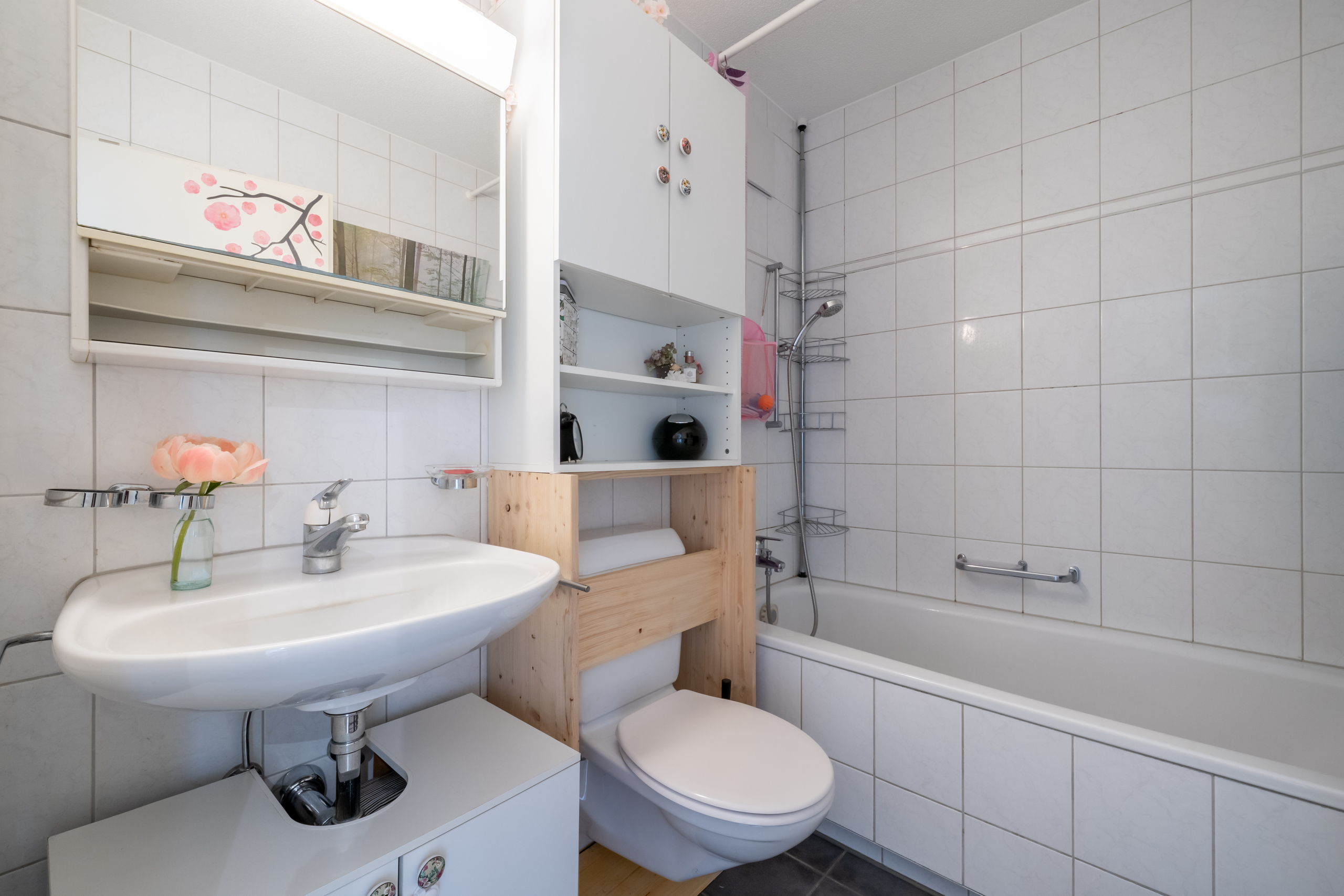 Helles Badezimmer mit Badewanne und Waschbecken
