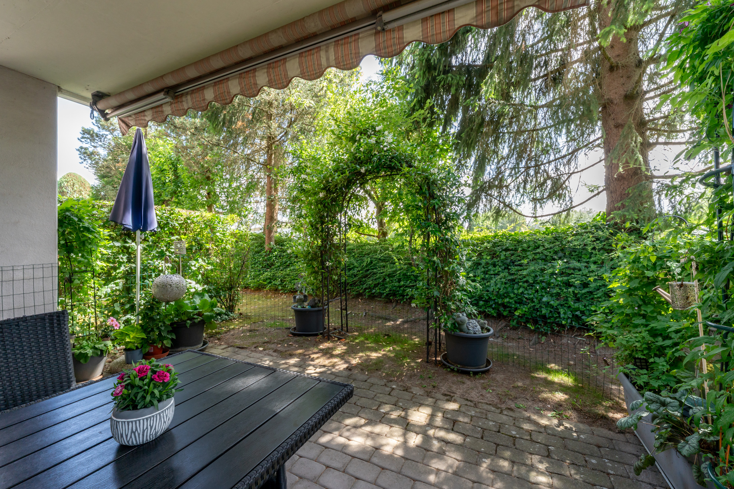 Überdachte Terrasse mit Gartenblick