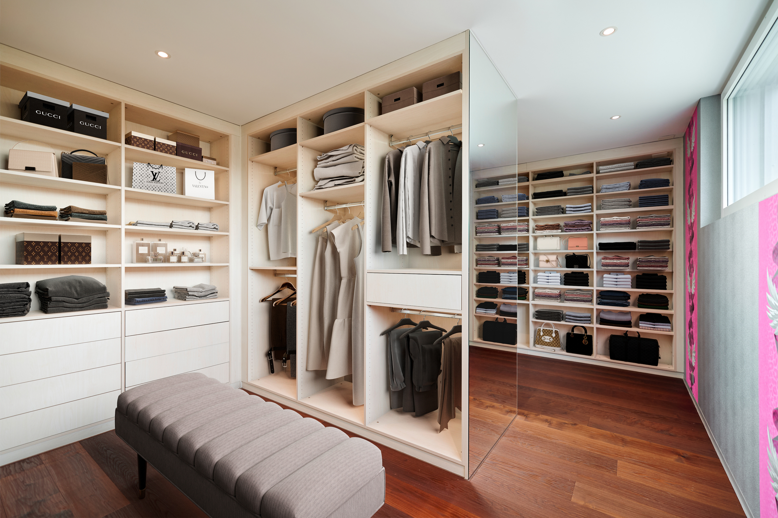 Luxuriöser begehbarer Kleiderschrank