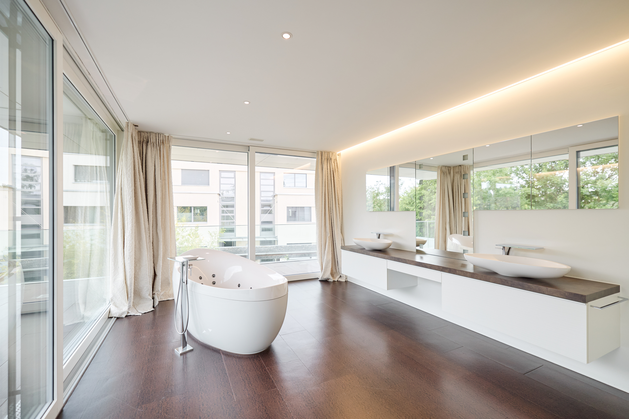 Lichtdurchflutetes Designer-Badezimmer mit freistehender Wanne